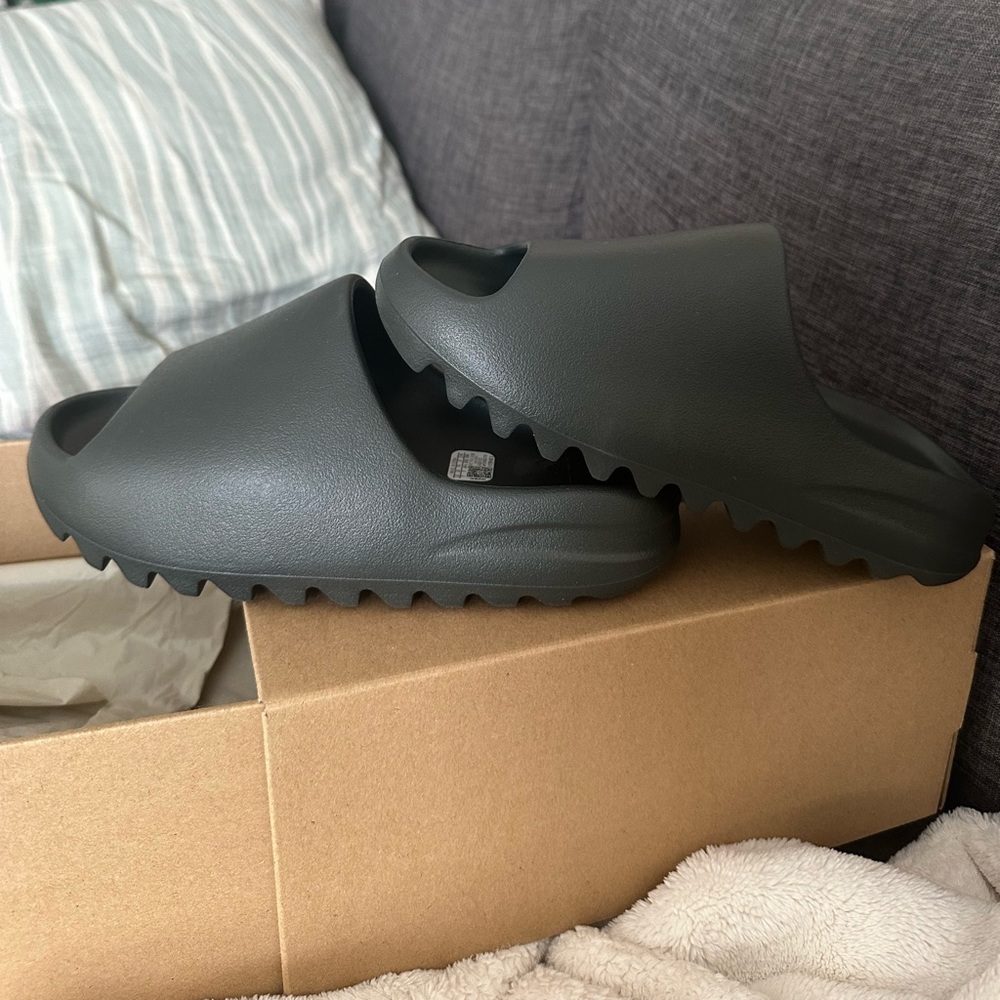 BRAND NEW Slate Grey Yeezy Slides🖤